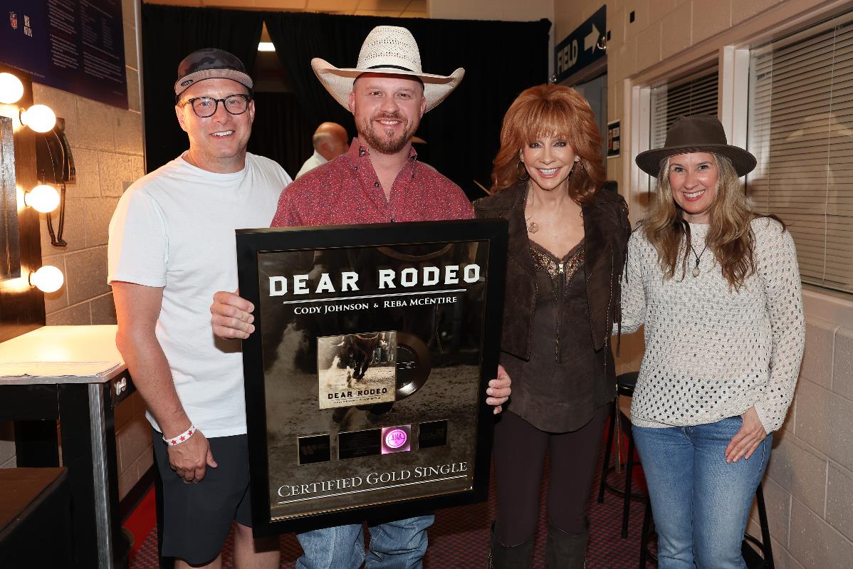 CODY JOHNSON PRESENTS REBA MCENTIRE WITH GOLD PLAQUE FOR DUET “DEAR RODEO”