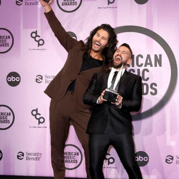 DAN + SHAY WIN SEVENTH CAREER AMERICAN MUSIC AWARD AND FOURTH CONSECUTIVE FOR FAVORITE COUNTRY DUO OR GROUP