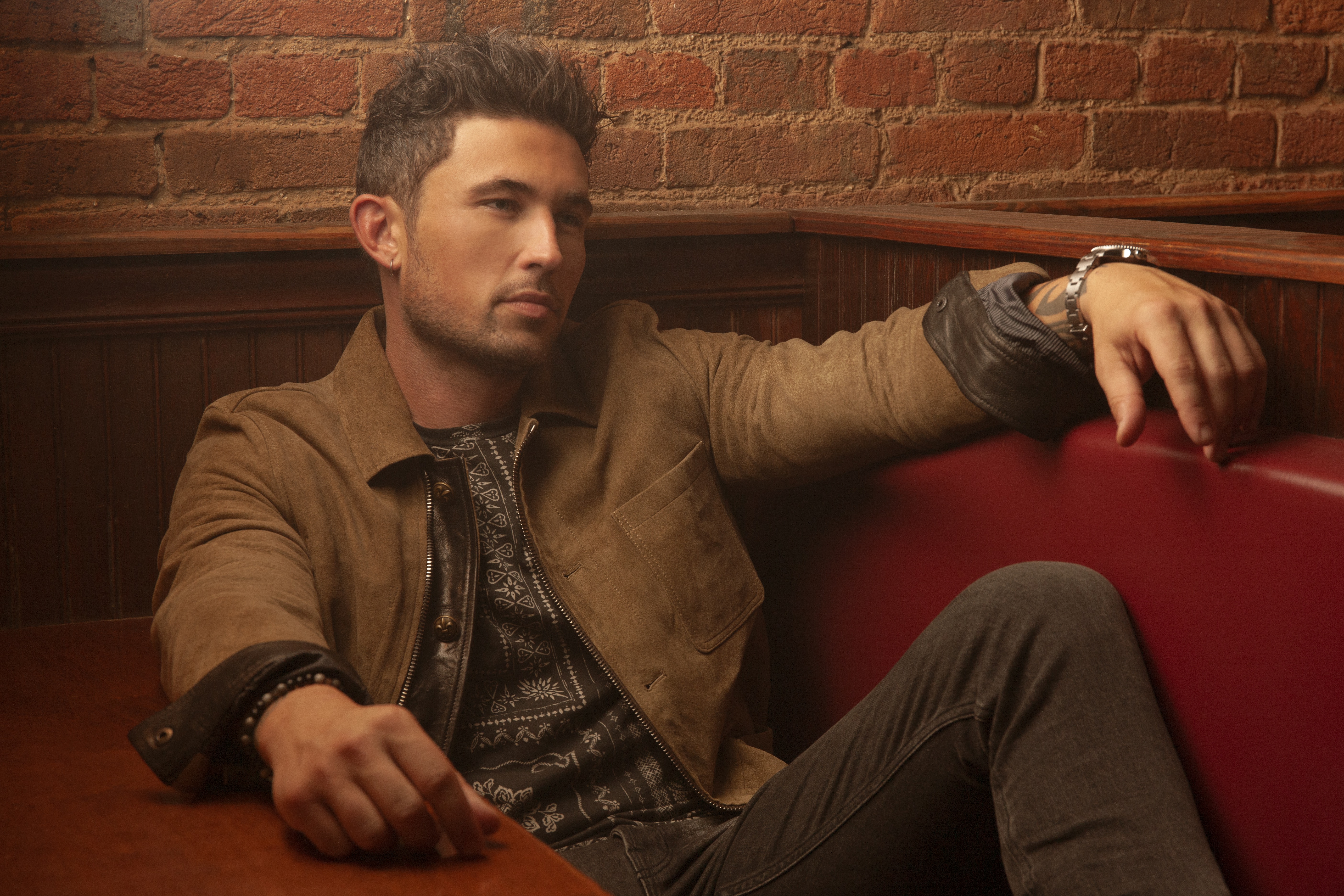 MICHAEL RAY’S HONKYTONK THROWBACK OPTS FOR HUMAN CONNECTION OVER HEARTACHE