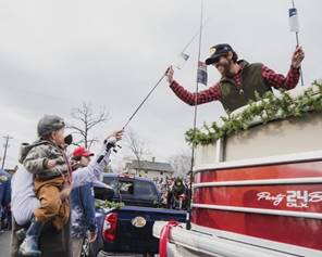 ACM AWARD WINNER CHRIS JANSON SPREADS “GOOD VIBES” HANDING OUT RODS AND REELS AT LEIPER’S FORK CHRISTMAS PARADE