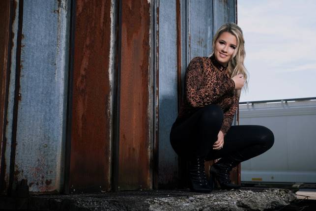 (CAREER FIRST) GABBY BARRETT REIGNS THE COUNTRY RADIO AIRPLAY CHARTS WITH "I HOPE"